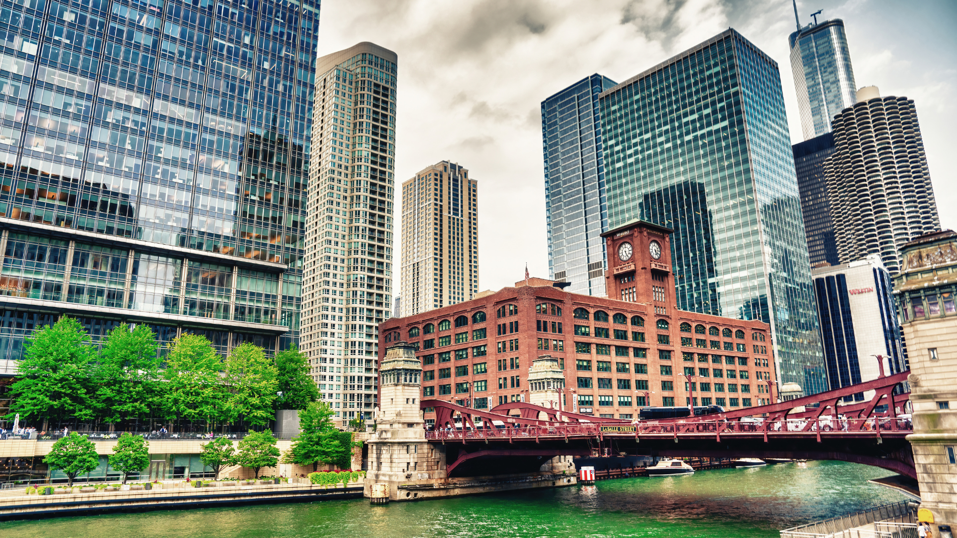Chicago Skyscrapers along Chicago River
